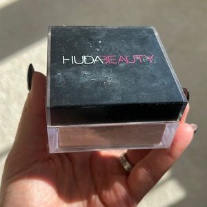 Huda beauty setting powder banana